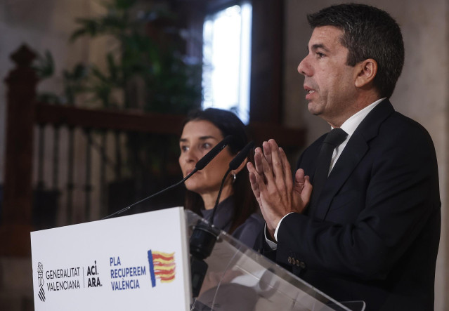 Archivo - El presidente de la Generalitat Valenciana, Carlos Mazón, y la consellera de Hacienda y Economía, Ruth Merino, ofrecen una rueda de prensa