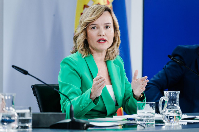 La ministra de Educación, FP y Deportes y portavoz el Gobierno, Pilar Alegría, durante una rueda de prensa posterior a la reunión del Consejo de Ministros, en el Palacio de la Moncloa, a 25 de febrero de 2025, en Madrid (España).