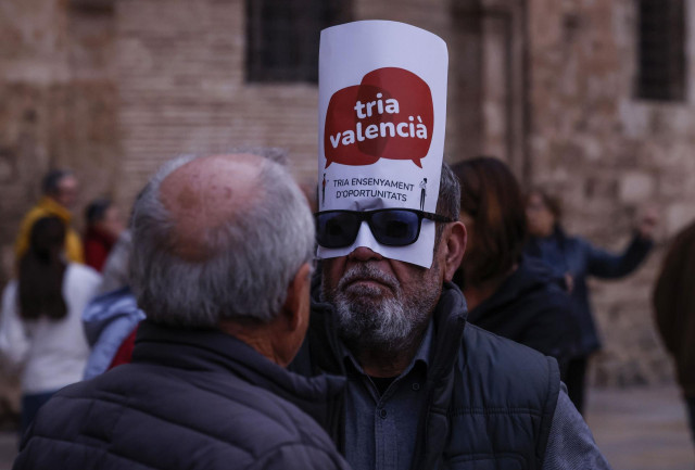 Una persona durante una manifestación convocada por la Plataforma per l'Ensenyament, a 22 de febrero de 2025