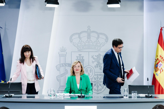 La ministra de Igualad, Ana Redondo; la portavoz el Gobierno, Pilar Alegría, y el ministro de Transformación Digital y Función Pública, Óscar López, durante una rueda de prensa posterior a la reunión del Consejo de Ministros.