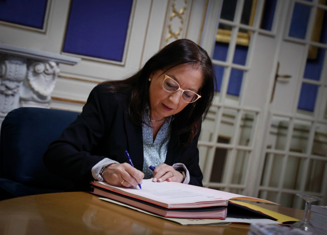 La presidenta de Les Corts, Llanos Massó