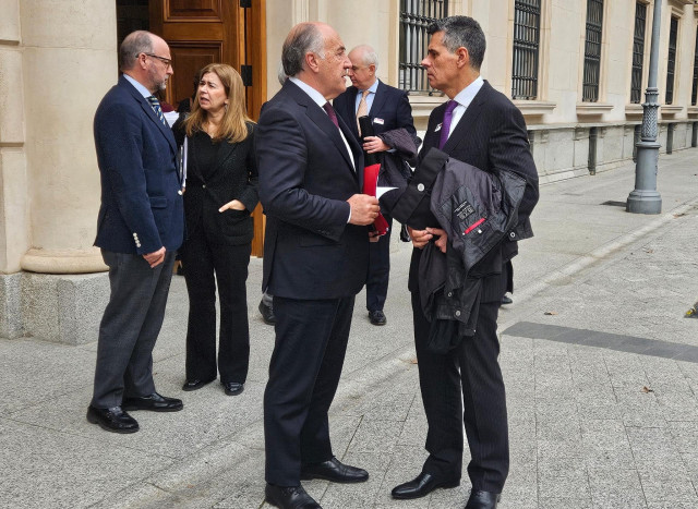 El presidente de la Comisión de Exteriores del Senado, José Ignacio Landaluce, y el presidente de la Asociación de Diplomáticos Españoles (ADE), Alberto Virella