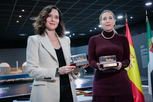 Isabel Díaz Ayuso y María Guardiola, durante su visita a Almaraz.