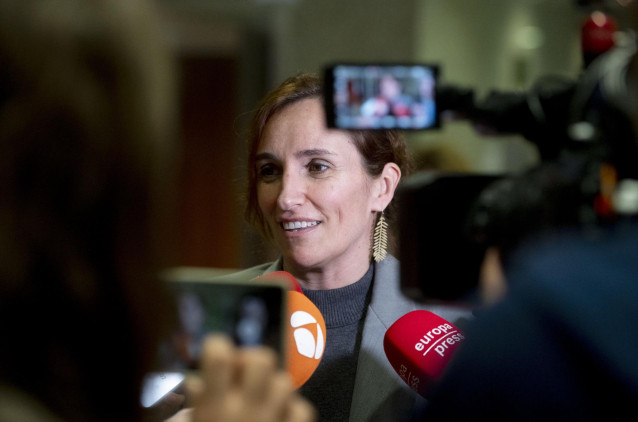 Archivo - La ministra de Sanidad, Mónica García, ofrece declaraciones a los medios.