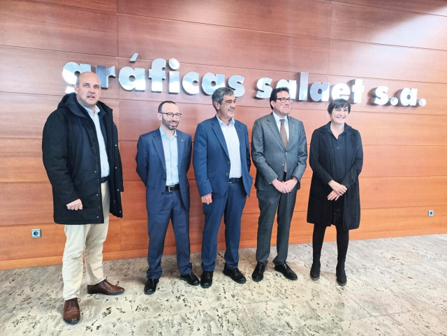 El consejero delegado de Acció, jaume Bar´ó, junto a directivos de Salaet Food Packaging.