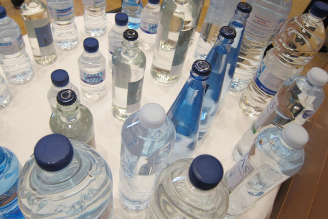 Archivo - Botellas de agua mineral