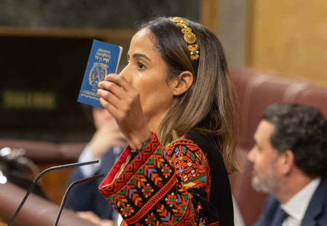 La diputada de Sumar, Tesh Sidi, interviene durante una sesión plenaria, en el Congreso de los Diputados, a 25 de febrero de 2025, en Madrid (España).
