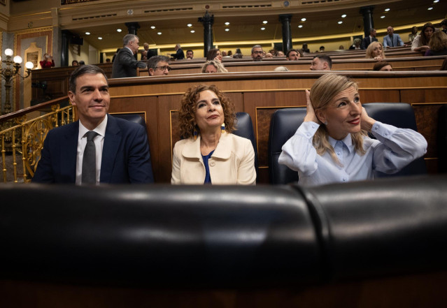El presidente del gobierno, Pedro Sánchez, la vicepresidenta primera y ministra de Hacienda, María Jesús Montero, y la vicepresidenta segunda y ministra de Trabajo y Economía Social, Yolanda Díaz, a 19 de febrero de 2025, en Madrid (España).