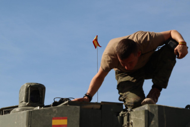 Archivo - Un militar ucraniano subido en uno de los carros de combate Leopard 2A4 durante la presentación de la formación de las Fuerzas Armadas españolas a militares ucranianos