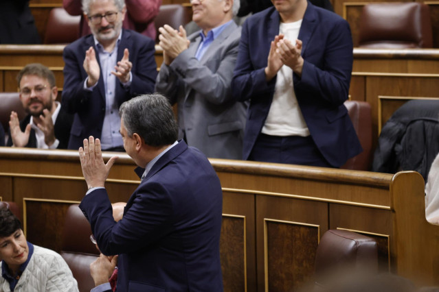 El portavoz del PNV en el Congreso, Aitor Estaban, despidiéndose de la sesión de control del Congreso
