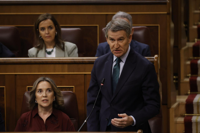 La secretaria general del PP, Cuca Gamarra y el presidente del PP, Alberto Núñez Feijóo, durante una sesión de control al Gobierno en el Congreso de los Diputados, a 26 de febrero de 2025, en Madrid (España).