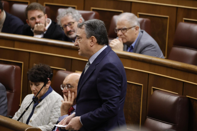 El portavoz del PNV en el Congreso, Aitor Estaban, interviene una sesión de control al Gobierno en el Congreso de los Diputados, a 26 de febrero de 2025, en Madrid (España).