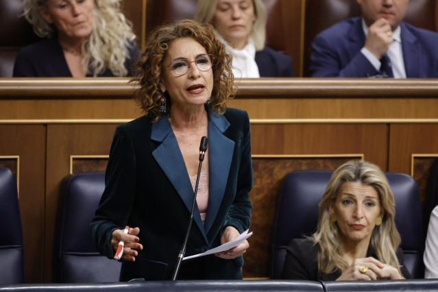 La vicepresidenta primera y ministra de Hacienda, María Jesús Montero, interviene durante una sesión de control al Gobierno en el Congreso de los Diputados, a 26 de febrero de 2025, en Madrid (España).
