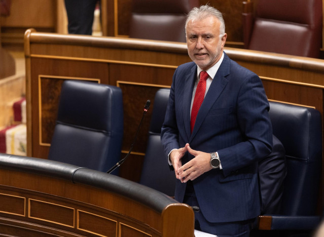 El ministro de Política Territorial y Memoria Democrática, Ángel Víctor Torres, en el Congreso de los Diputados, a 12 de febrero de 2025, en Madrid (España).