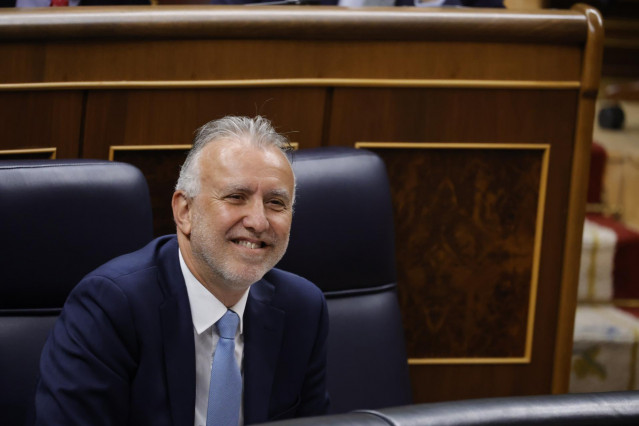 El ministro de Política Territorial y Memoria Democrática, Ángel Víctor Torres, durante una sesión de control al Gobierno en el Congreso de los Diputados, a 26 de febrero de 2025, en Madrid (España).