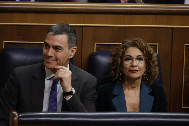 El presidente del Gobierno, Pedro Sánchez y la vicepresidenta primera y ministra de Hacienda, María Jesús Montero, durante una sesión de control al Gobierno en el Congreso de los Diputados, a 26 de febrero de 2025, en Madrid (España).