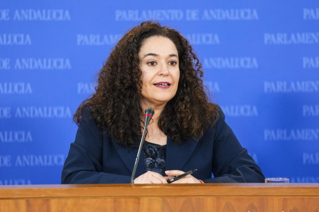 La portavoz del Grupo Por Andalucía, Inmaculada Nieto, durante la ronda de ruedas de prensa de portavoces de los grupos parlamentarios en el Parlamento de Andalucía, a 26 de febrero de 2025 en Sevilla (Andalucía, España). Los portavoces de los grupos parl