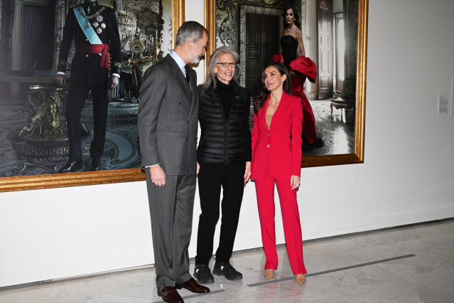 Los Reyes junto a Annie Leibovitz durante la presentación de sus retratos en el marco de la exposición “La tiranía de Cronos” del Banco de España