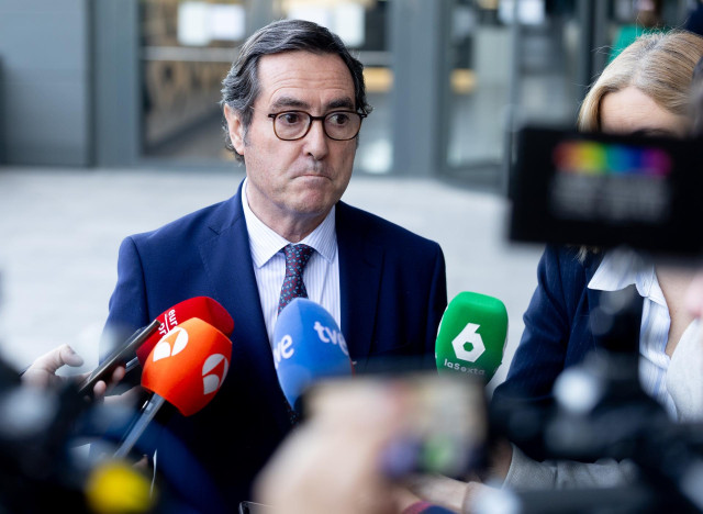 El presidente de la CEOE, Antonio Garamendi, atiende a los medios de comunicación durante un desayuno informativo del Consejo General de Colegios de Gestores Administrativos de España, en la sede de ‘La Razón’, a 26 de febrero de 2025, en Madrid (España).