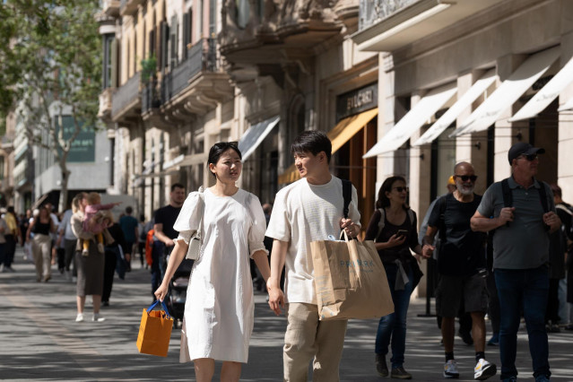 Archivo - Varias personas en el Paseo de Gracia