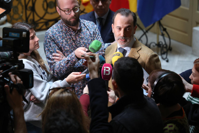 El presidente del Parlament balear, Gabriel Le Senne, atiende a los medios de comunicación, en el Parlament, a 21 de febrero de 2025