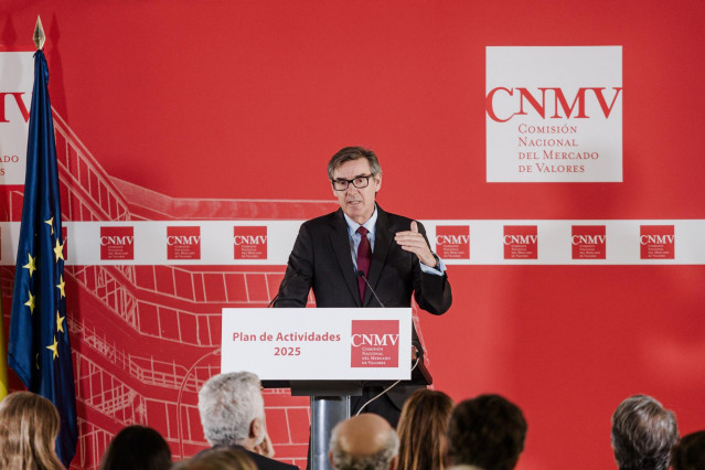 El presidente de la CNMV, Carlos San Basilio, interviene durante la presentación del plan de actividades para 2025, en la sede de la Comisión Nacional del Mercado de Valores (CNMV), a 26 de febrero de 2025, en Madrid (España).