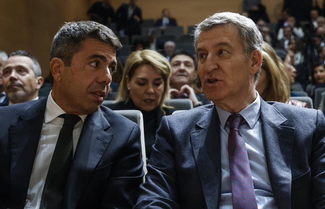 Archivo - El presidente del PP, Alberto Núñez Feijóo, y el president de la comunidad Valenciana, Carlos Mazón, durante un encuentro empresarial, en la sede de la CEV, a 20 de enero de 2025, en Valencia, Comunidad Valenciana (España).