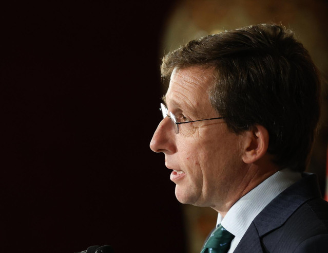 El alcalde de Madrid, José Luis Martínez-Almeida, durante una rueda de prensa posterior al Consejo y la Junta Local de Seguridad de la ciudad, en la Casa de la Villa, a 17 de febrero de 2025, en Madrid (España).