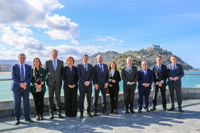 Represantantes institucionales y de las entidades financieras en la firma del préstamo de Luzaro con el BEI en San Sebastián