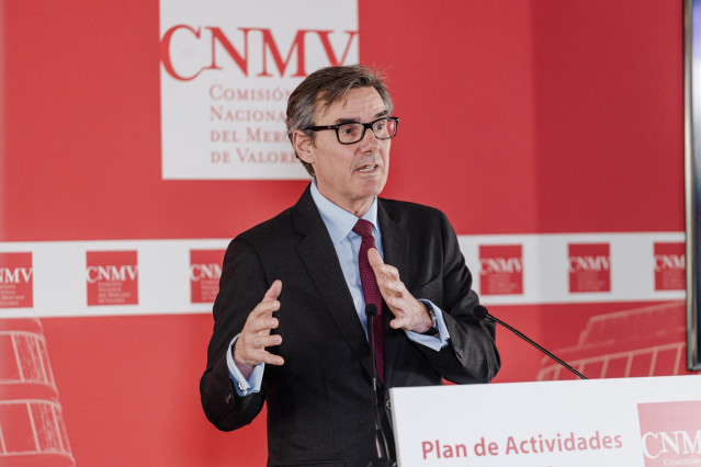 El presidente de la CNMV, Carlos San Basilio, interviene durante la presentación del plan de actividades para 2025, en la sede de la Comisión Nacional del Mercado de Valores (CNMV), a 26 de febrero de 2025, en Madrid (España).