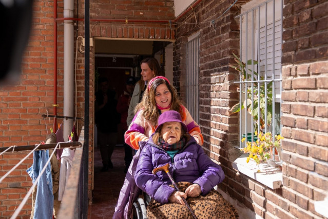 Victoria Palomares y su hija, Vicky Serrano, recuperan una vivienda que habían alquilado tras varios años de impagos por parte de los inquilinos, en Vicálvaro, Madrid, el 26 de febrero de 2025.