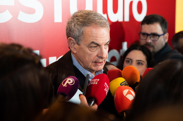 El expresidente del Gobierno, José Luis Rodríguez Zapatero, atiende a los medios de comunicación durante la clausura del 15º Congreso Socialista de Castilla y León, en el Teatro Ortega, a 23 de febrero de 2025, en Palencia, Castilla y León (España). El Co