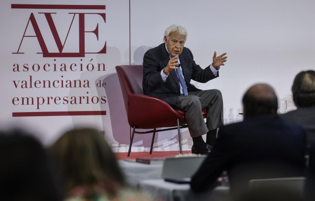El expresidente del Gobierno, Felipe González, interviene durante la asamblea general de la Asociación Valenciana de Empresarios (AVE), en l'Alqueria del Basket, a 26 de febrero de 2025, en Valencia, Comunidad Valenciana (España).
