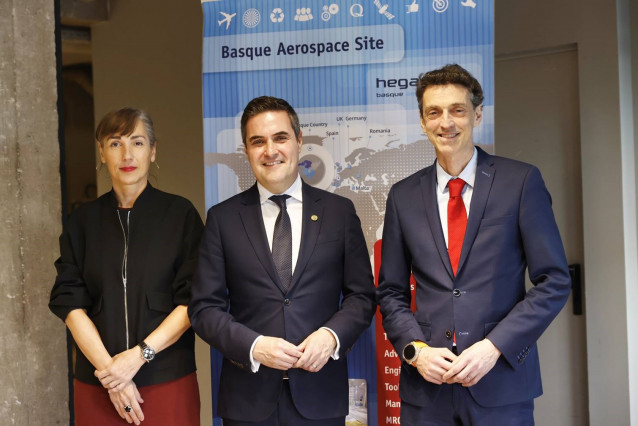 La directora de Hegan, Ana Villate, el consejero de Industria, Mikel Jauregi, y el presidente de Hegan, Ricardo Chocarro