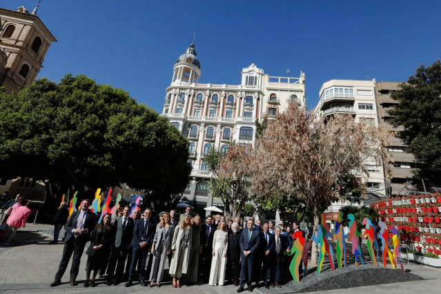 Inauguración De La Escultura Dedicada A La Economía Social En La Plaza Santo Domingo, Una Obra Del Reconocido Escultor Murciano Cristóbal Gabarrón