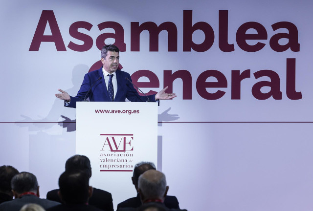 El presidente de la Generalitat Valenciana, Carlos Mazón, interviene durante la asamblea general de la Asociación Valenciana de Empresarios (AVE), en l'Alqueria del Basket, a 26 de febrero de 2025, en Valencia, Comunidad Valenciana (España).