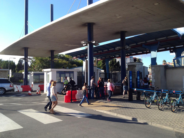 Archivo - Visitantes cruzan a pie la frontera de Gibraltar