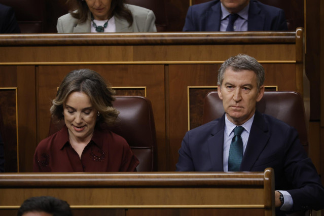 La secretaria general del PP, Cuca Gamarra y el presidente del PP, Alberto Núñez Feijóo, a 26 de febrero de 2025, en Madrid (España).
