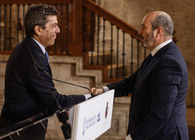 El presidente de la Generalitat Valenciana, Carlos Mazón (i), y el presidente del Senado, Pedro Rollán, en un encuentro en Valencia