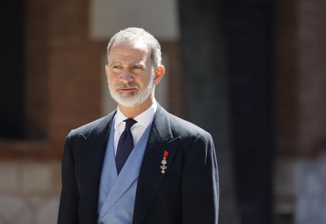 Archivo - El Rey Felipe tras la entrega del Premio 'Miguel de Cervantes' 2023 en el paraninfo de la Universidad de Alcalá, a 23 de abril de 2024, en Alcalá de Henares (España).