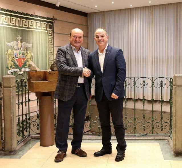 El presidente del EBB del PNV, Andoni Ortuzar, y el secretario general de Junts, Jordi Turull, en Bilbao