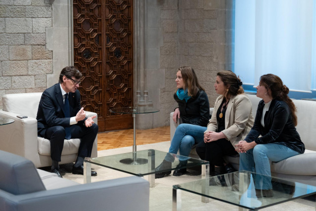 El presidente de la Generalitat Salvador Illa (1i), la presidenta de los Comuns en el Parlament, Jéssica Albiach (2i), y las coordinadoras del partido Candela López (2d) y Gemma Tarafa (1d), en una imagen de archivo
