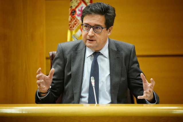 El ministro para la Transformación Digital y de la Función Pública, Óscar López, comparece ante la Comisión de Transformación Digital, en el Senado, a 26 de febrero de 2025, en Madrid (España).
