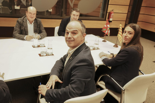 Archivo - (I-D) El presidente del Euzkadi Buru Batzar, Andoni Ortuzar, el secretario general de Junts per Catalunya, Jordi Turull, el portavoz del PNV en el Congreso, Aitor Esteban, y la diputada de Junts, Míriam Nogueras, durante un encuentro en Bilbao
