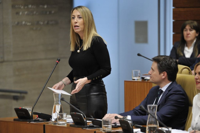 La presidenta de la Junta de Extremadura, María Guardiola, en el pleno de la Asamblea