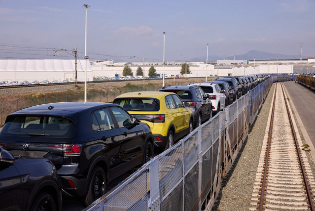 Carga de trenes con coches Taigo y T-Cross L cerca de Volkswagen Navarra, Pamplona.