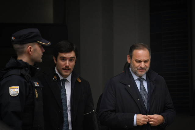 El exministro de Transportes José Luis Ábalos (1d) sale de declarar al Tribunal Supremo