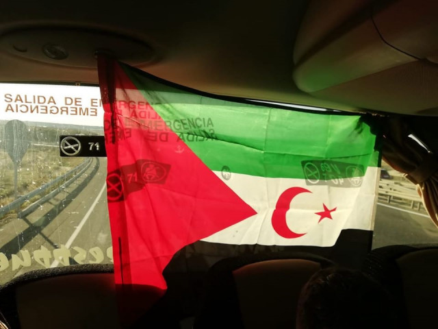 Archivo - Bandera de la RASD en un autobús