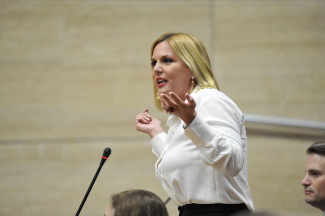 La consejera de Hacienda y Administración Püblica, Elena Manzano, durante su intervención en el Pleno de la Asamblea.