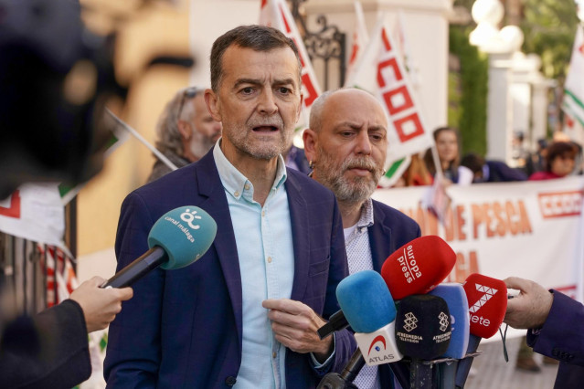 El coordinador federal de Izquierda Unida, Antonio Maíllo, atiende a los medios antes de asistir al acto de reparación de la memoria de Manuel José García Caparrós en Málaga.